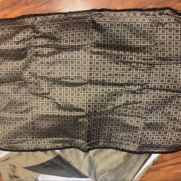 King size bed skirt and 2 shams - Picture 4 of 10